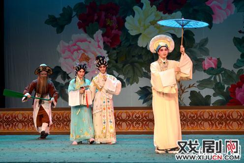 叶志鹏,殷绮梦,李倩,梁振文演出《白蛇传》之"游湖"