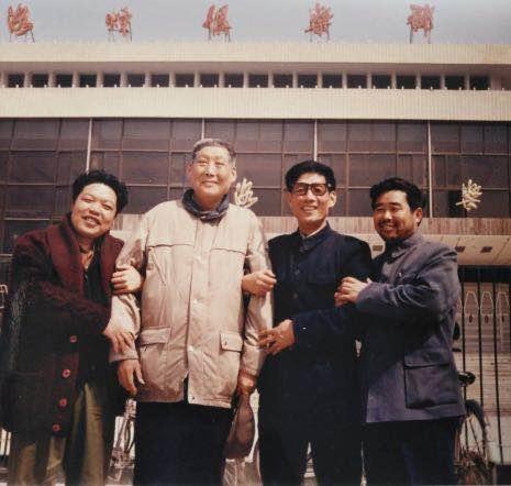 王清海(左一)与恩师李斯忠等合影 编辑:张馨予