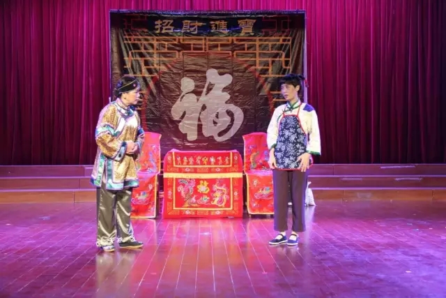 "上海文亚文化艺术团"为上钢居民带来精彩沪剧表演《阿必大新传》