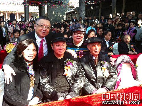 下排左起:倪惠英,彭炽权,陈笑风,上排左起:李居明,陈笑风太太