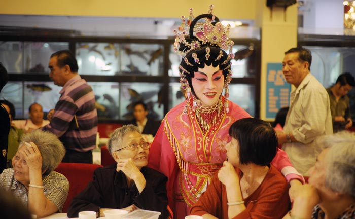 云峰粤剧团每天下午都将在粤富海鲜酒家上演广州茶市唯一的带妆粤剧