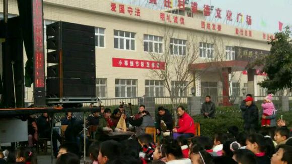 洛曲在偃师佃庄中学进行戏曲进校园演出