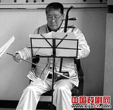 肺癌晚期老人陈东健录51首越剧二胡曲 给老伴伴奏