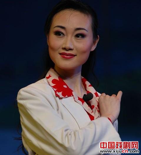 花旦为主排演剧目有《秦雪梅》全场《卖水《天女散花《唐宫娇