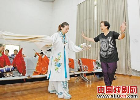 马连良之女、京剧旦角名家马小曼到重庆市京剧团指点徒弟王柏雯演绎《穆桂英挂帅》