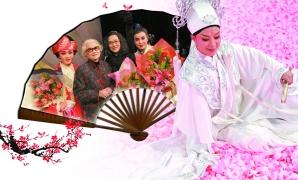 2007年小百花越剧团到广州演出《春琴传》，红线女（左二）前往捧场，与茅威涛（左三）及《春琴传》演员合影。吴建梁 摄 茅威涛在小百花新版越剧《梁祝》中饰演梁山伯