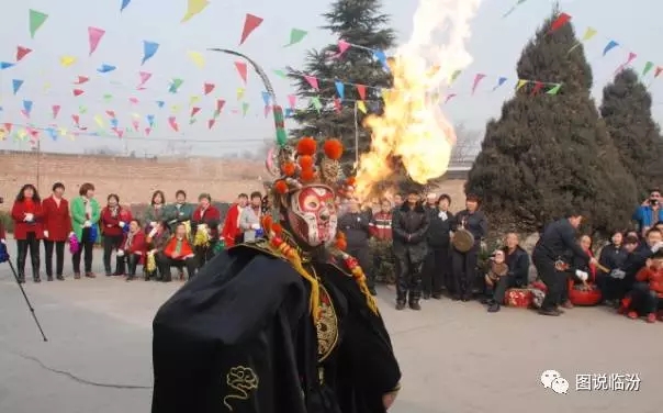 《川剧变脸吐火》亮相尧都区土门镇南社村春节文艺汇演现场，看着真过瘾！