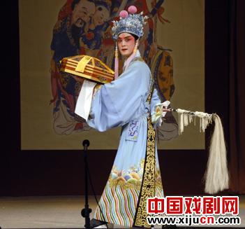 “梅花奖”获得者孙勇波表演的《装盒盘宫》掀起了高潮