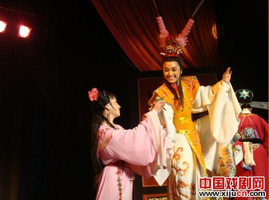 餘杭小百花越劇團下鄉演出越劇大戲五女拜壽白兔記秦香蓮楊乃武等