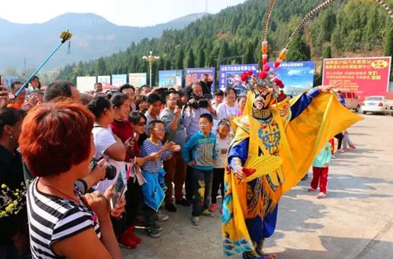 山东省第二届乡村旅游节上演川剧变脸