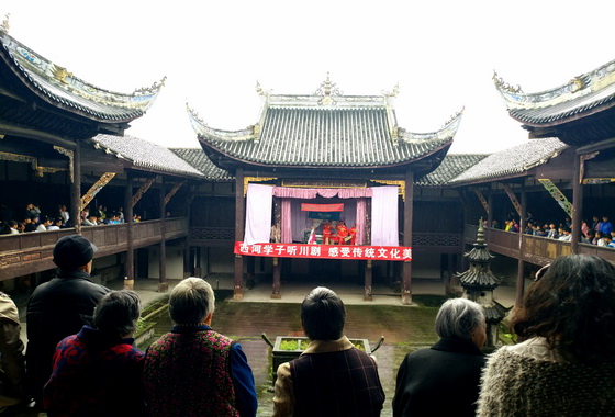 西河镇爷爷级川剧老戏骨 乡村演出忙