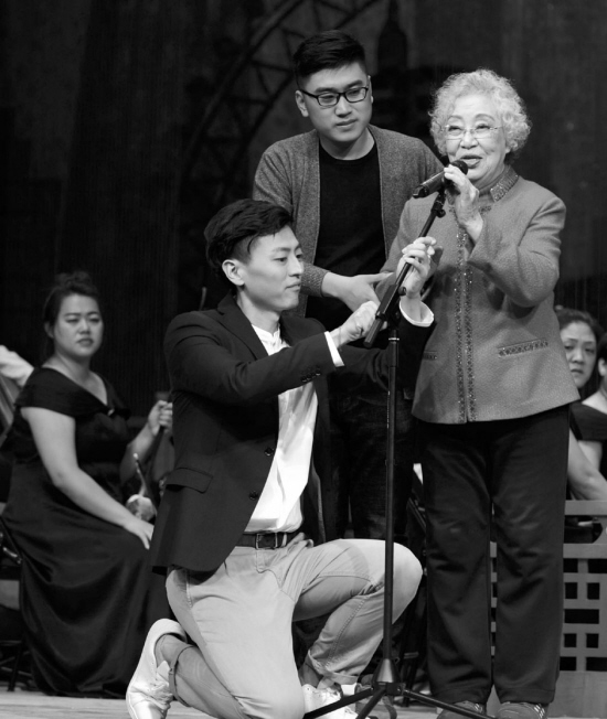 两个“80后”戏迷为老艺术家圆梦 举办“韩花筱”专场演出