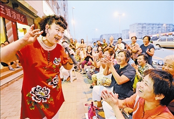 王媛为居民们举办了一场“永铭恩师情”评剧演唱会