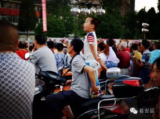 高温下倾情演出，为川剧演员们点赞