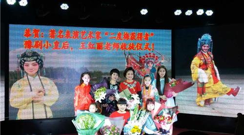 豫剧名家王红丽收美国8岁的丁心懿为徒