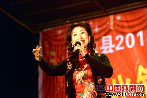 陈巧茹、刘萍等原叙永县川剧团老艺术家、演员共商叙永川剧唱腔的文化传承