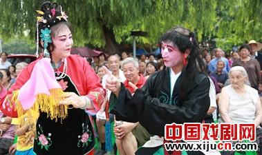 成都市金堂县川剧团的退休演员在街头为群众义务演出