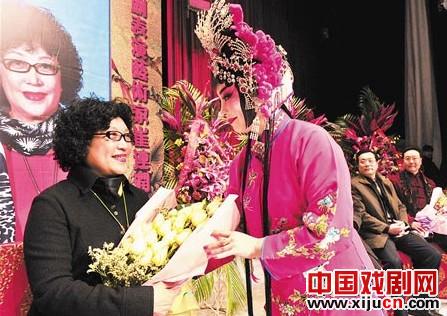 青年演员庄金珠向老师崔莲润献花