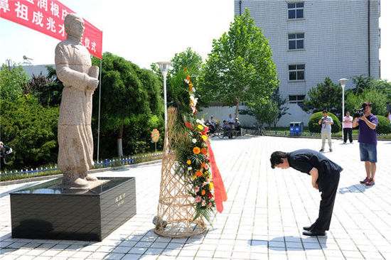 中国评剧院赴唐山滦南县举行祭拜评剧鼻祖成兆才先生的纪念活动