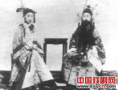 1906年8月4日京剧剧本首次结集出版《绘图京都三庆班真正京调全集》