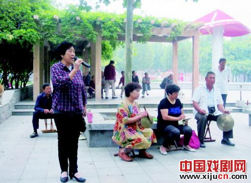 广场就是舞台 路人就是观众的“京剧事业”