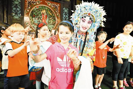 外国小学生来天津观百年戏楼，学习京剧