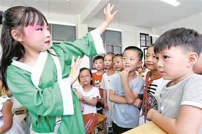 “晶都少儿吕剧”社团学生走进一年级“吕剧班”