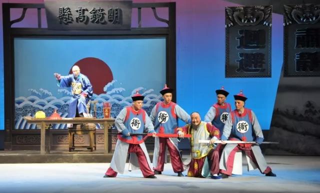 潍坊市编排的大型新编历史吕剧《板桥县令》上演