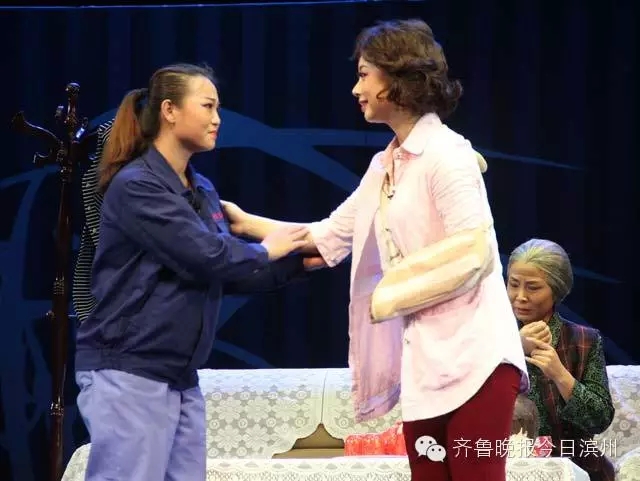 滨州市吕剧团排演的现代吕剧《兰桂飘香》在滨州影剧院演出