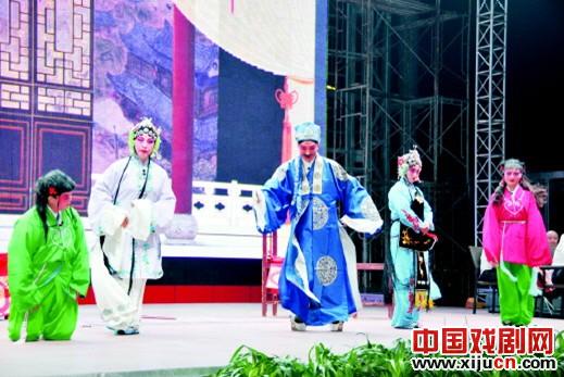 传统吕剧《状元与乞丐》在中海航母上演出