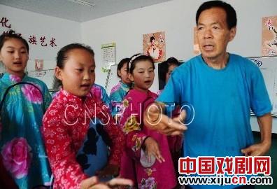 东营区牛庄镇免费向留守儿童传授吕剧的各种器乐演奏和唱腔唱功