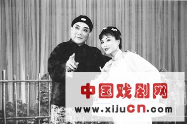 一个连演员带乐队加舞美不过30多人的民营沪剧团一年演出超过200场