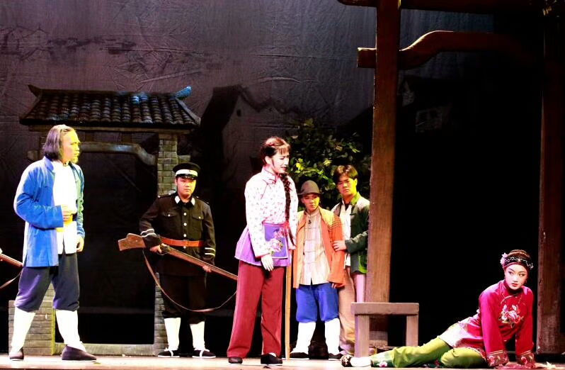 2013级沪剧表演班毕业汇报演出沪剧《陆雅臣卖娘子》《借黄糠》