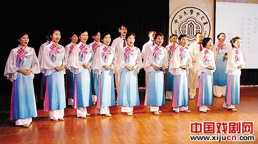 中山大学粤剧粤曲研习班学员在“非遗社团才艺展演晚会”上演唱《锦江诗侣——梦中花》