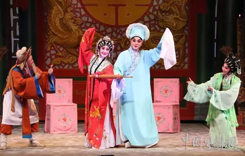 广州粤剧团青年演员活力演绎经典粤剧《白蛇传》