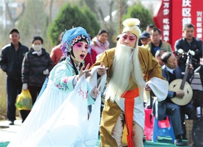 崇安秦腔艺术团票友们广场演出《杨门女将》、《周仁回府》等14场折子戏