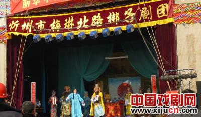 北路梆子剧团在丽华甲地苑工地区为工人们演出