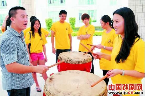 加拿大温哥华潮州同乡会青年来内地学起了潮汕大锣鼓