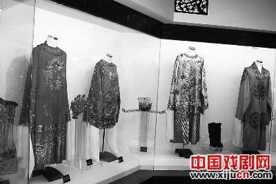 严凤英、王少舫在《天仙配》中穿过的服装