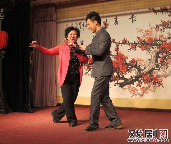 侯露委员上台表演《夫妻双双把家还》