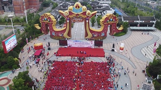 数千名黄梅戏戏迷票友齐唱黄梅戏《树上鸟儿成双对》