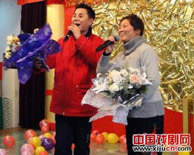 百余名黄梅戏票友与十多位黄梅戏演员欢唱迎新年