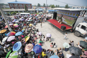 传统二人转《猪八戒拱地》吉剧《包公赔情》惠民演出