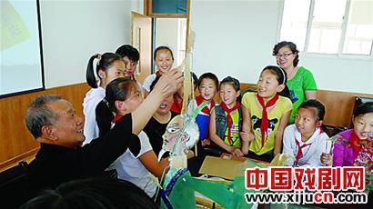 民间皮影艺人刘尚仪青岛八大峡小学讲皮影