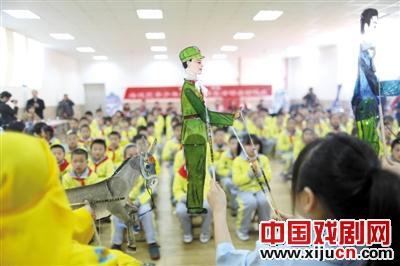 皮影戏《火烧圆明园》《雷锋日记》西二旗小学精彩上演