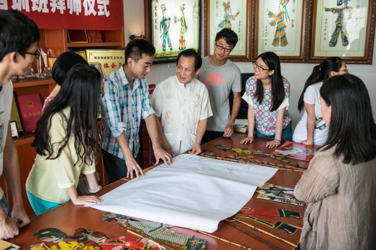 南京大学生拜皮影大师秦礼刚学习云梦皮影戏