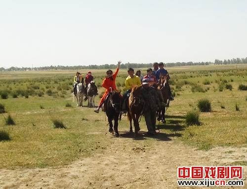 龙在天袖珍人皮影团草原上骑马秋游