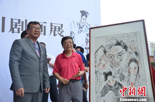 旅美画家创百余幅戏曲人物画 记录自贡川剧发展史