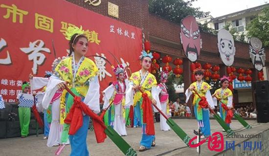 四川邛崃：特色乡土美术教育下的川剧文化复兴