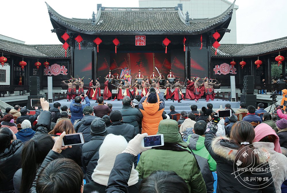 “我们的村晚”在越剧诞生地东王村上演